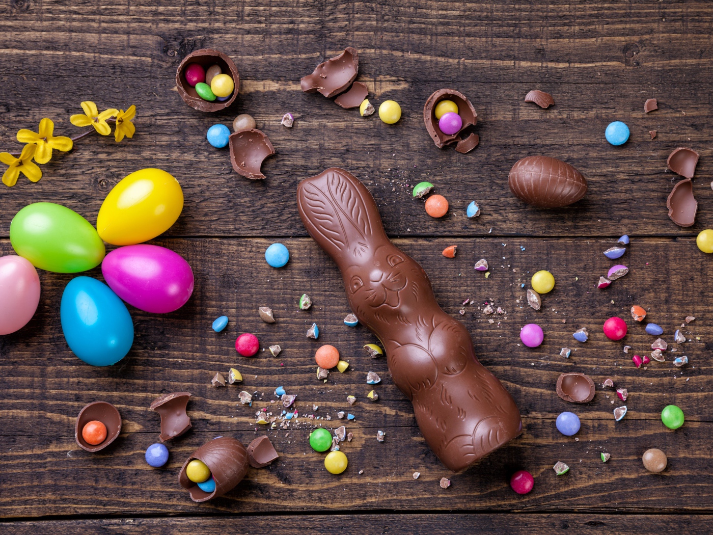 Шоколадный заяц и разноцветные яйца на Пасху
