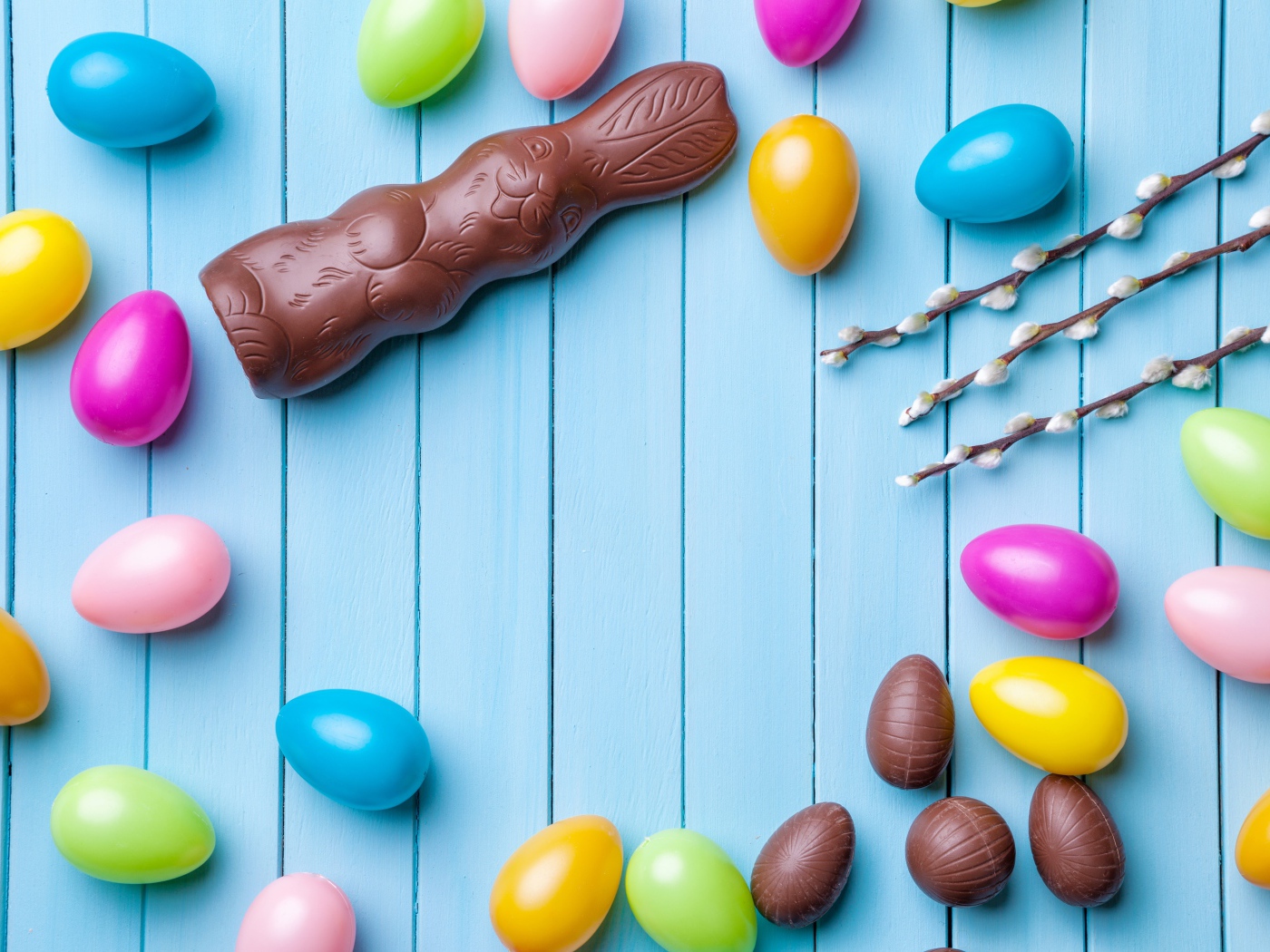 Шоколадные пасхальные сладости на голубом фоне