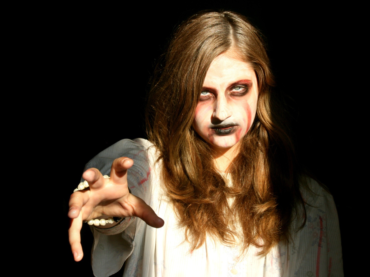 Девушка зомби на черном фоне в костюме на Хэллоуин