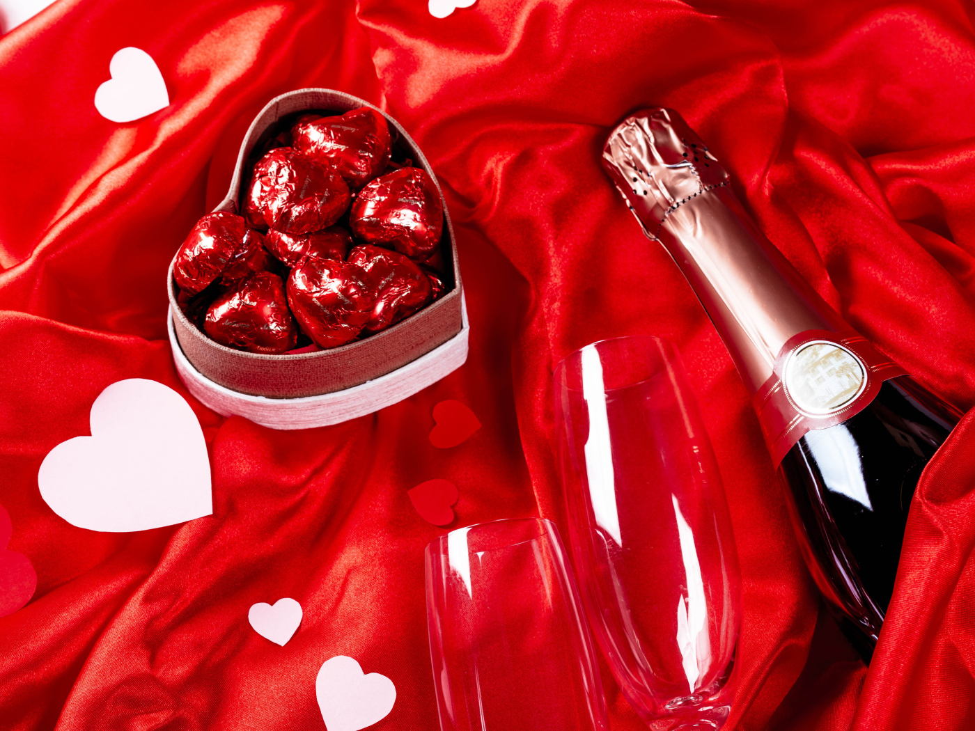 Бутылка шампанского и подарок для любимой на день влюбленных