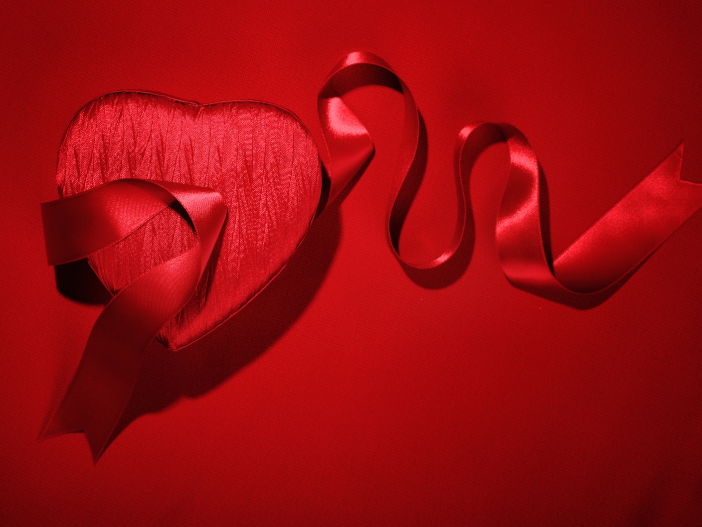 Подарок с лентой на красном фоне на День Святого Валентина 14 февраля