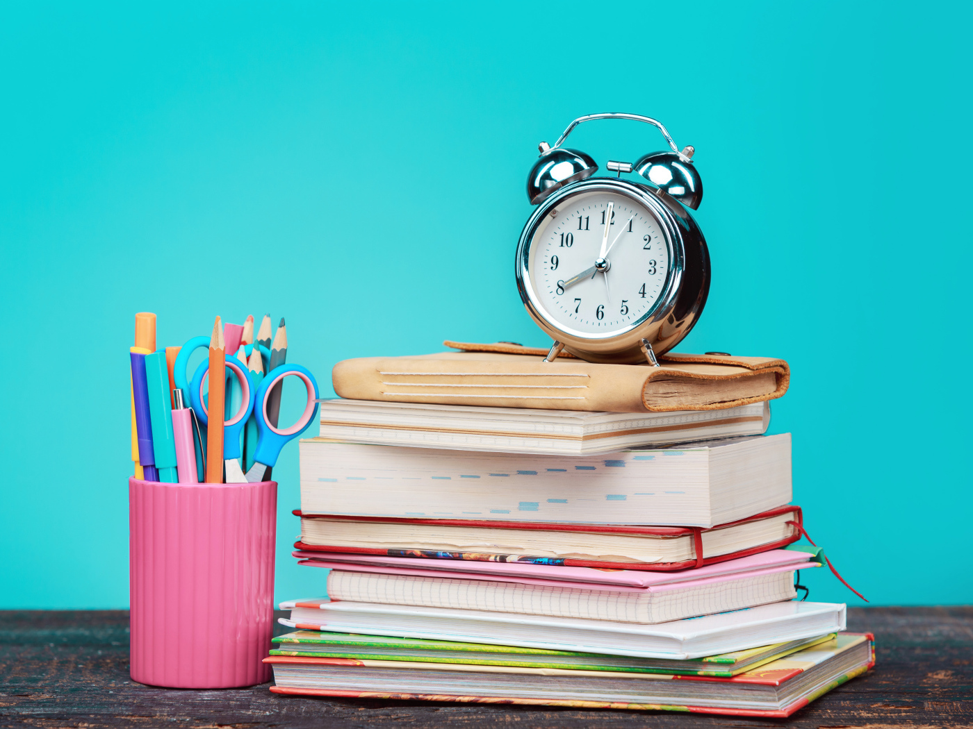 Будильник, книги и канцелярские предметы для школы