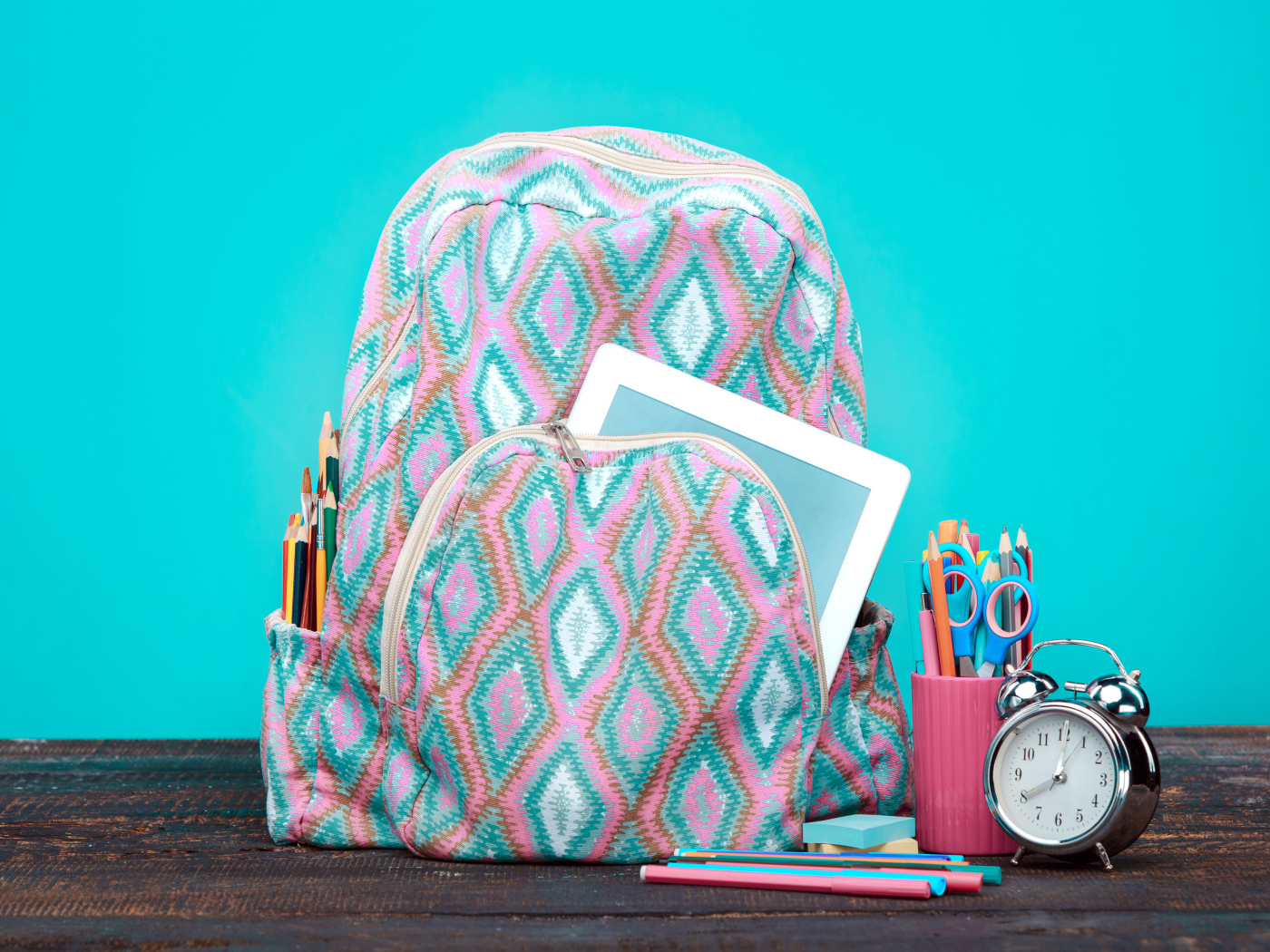 Рюкзак, будильник и канцелярские предметы для школы