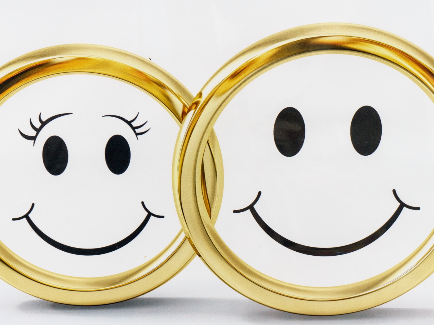 Золотые обручальные кольца на белом фоне