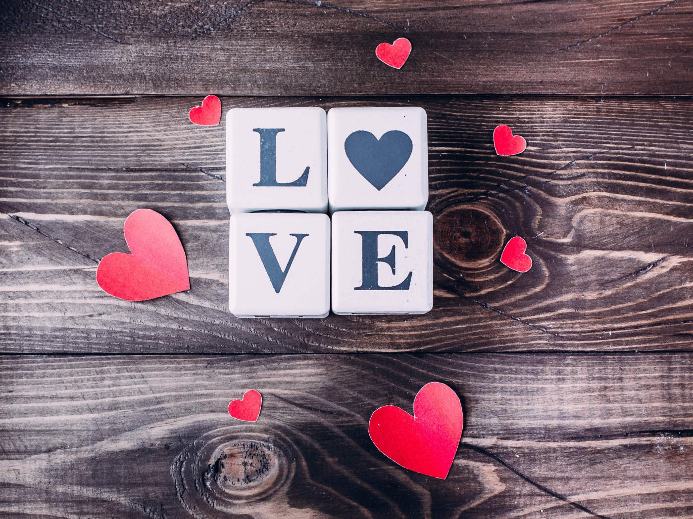 Кубики  с надписью любовь с сердечками на деревянном столе