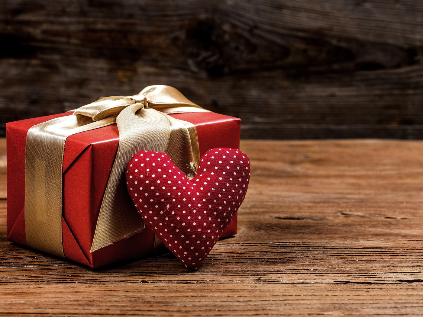 Сердце из ткани и подарок на столе