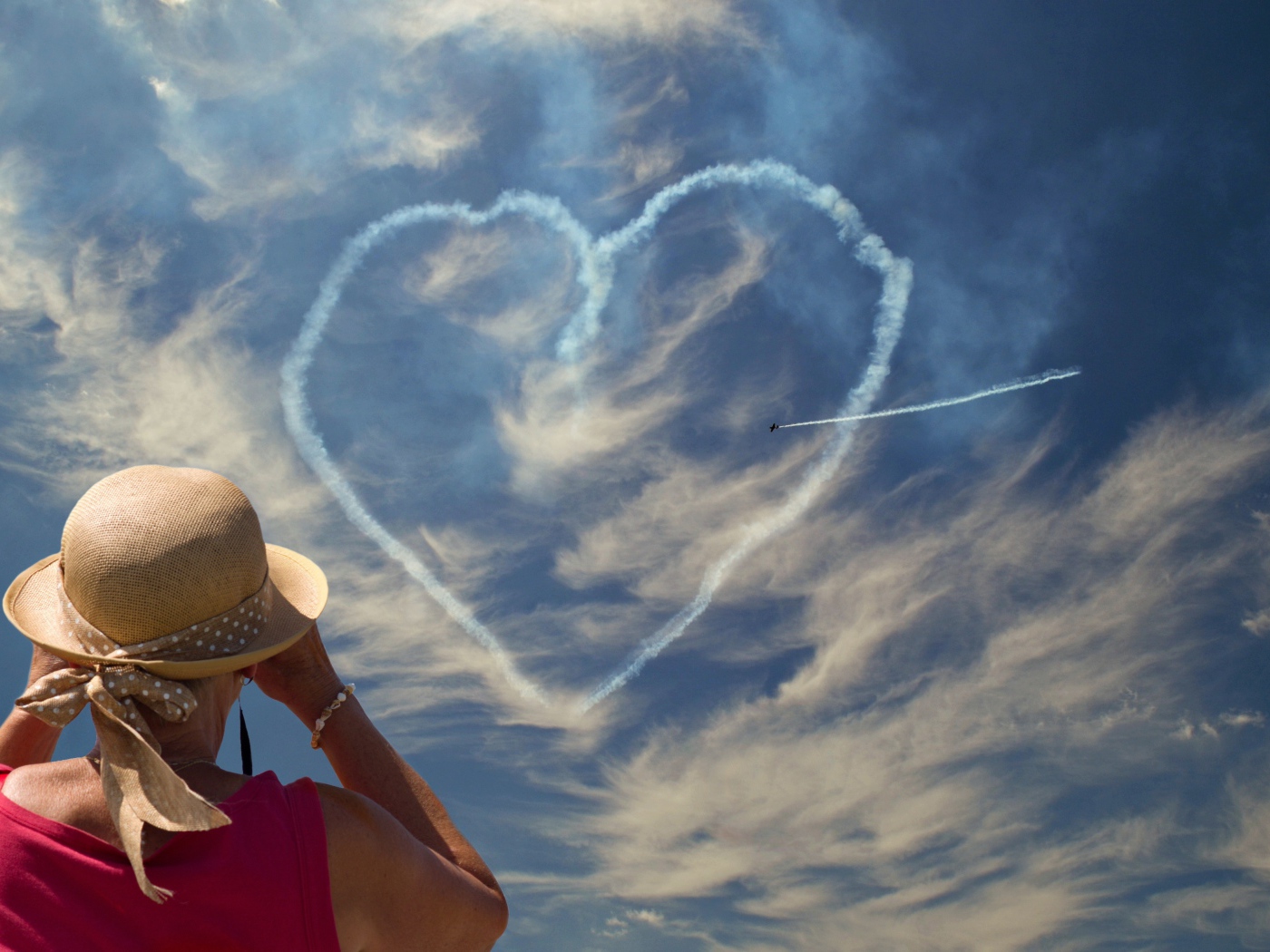Сердце из облаков в голубом небе