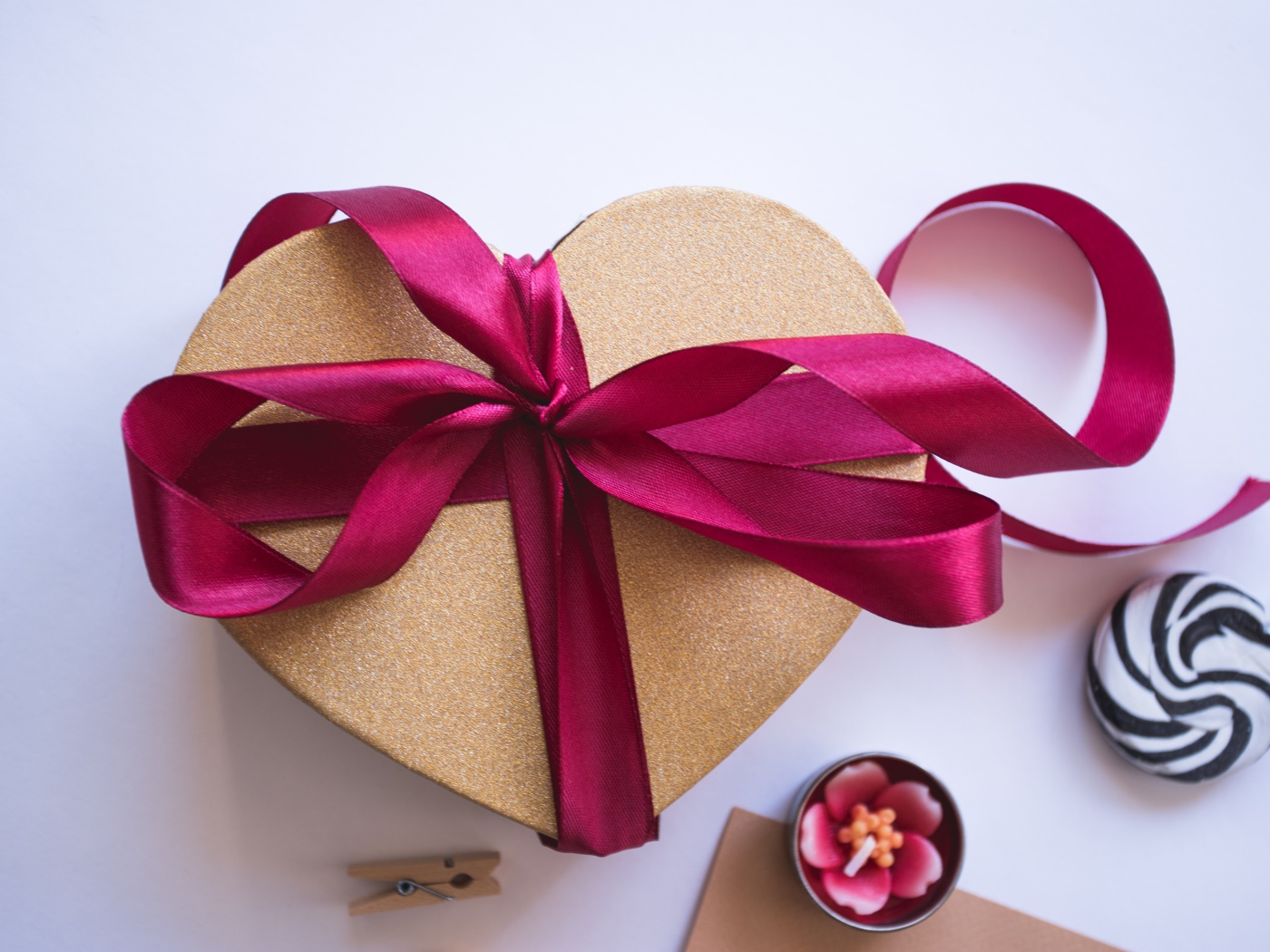 Коробка в в форме сердца с розовой лентой