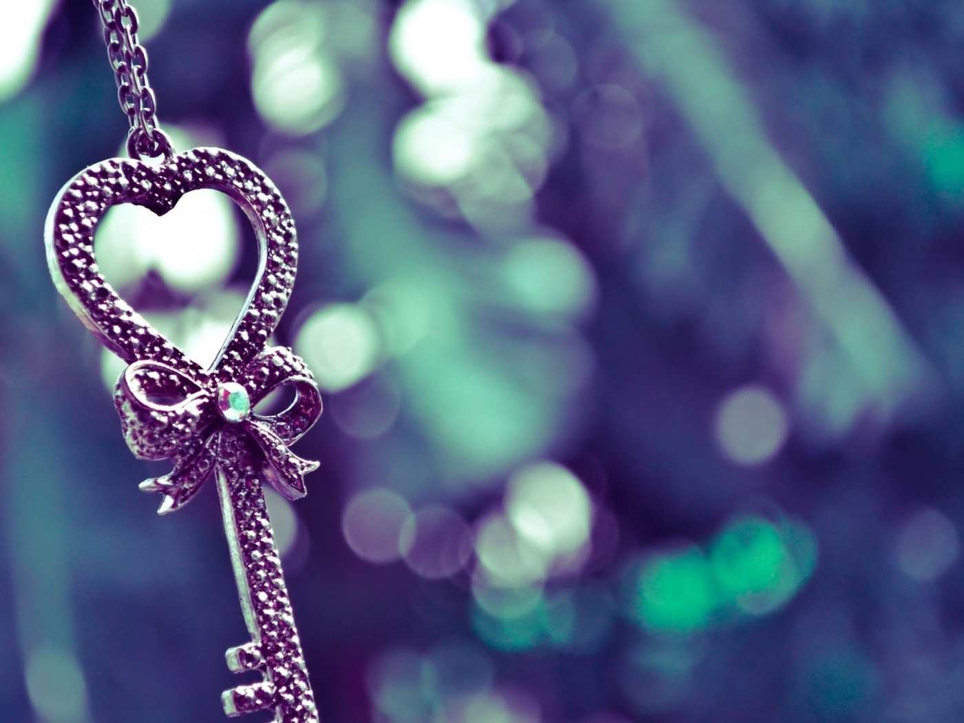 Ключ в форме сердца крупным планом