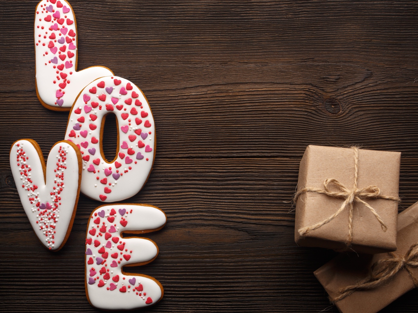 Надпись любовь и подарки для любимой на деревянном фоне