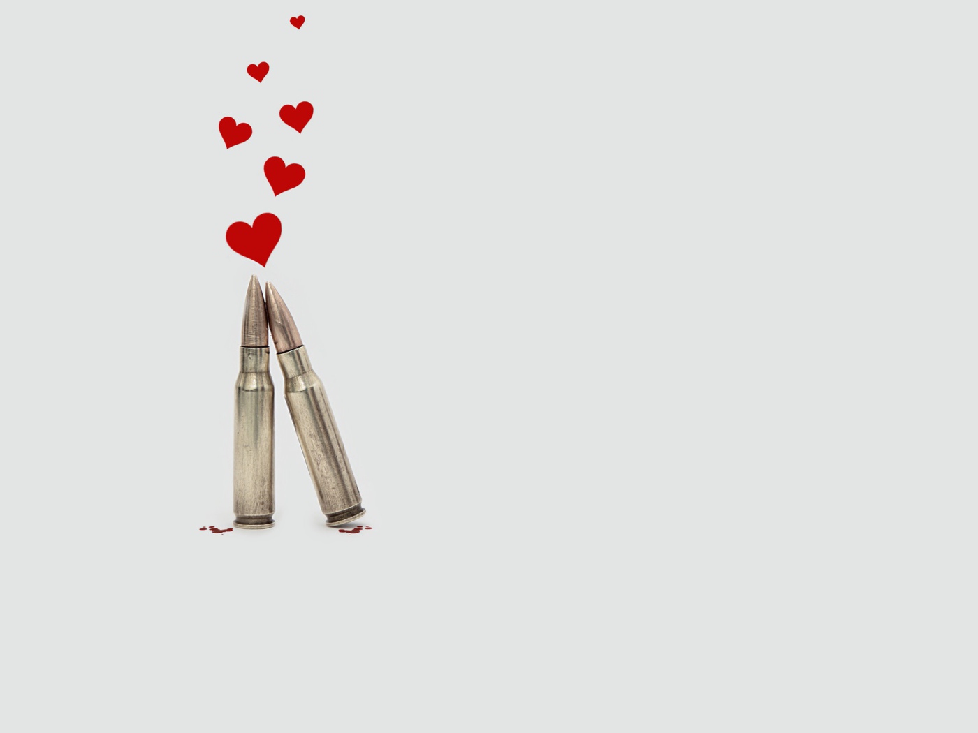 Два патрона с сердечками на сером фоне