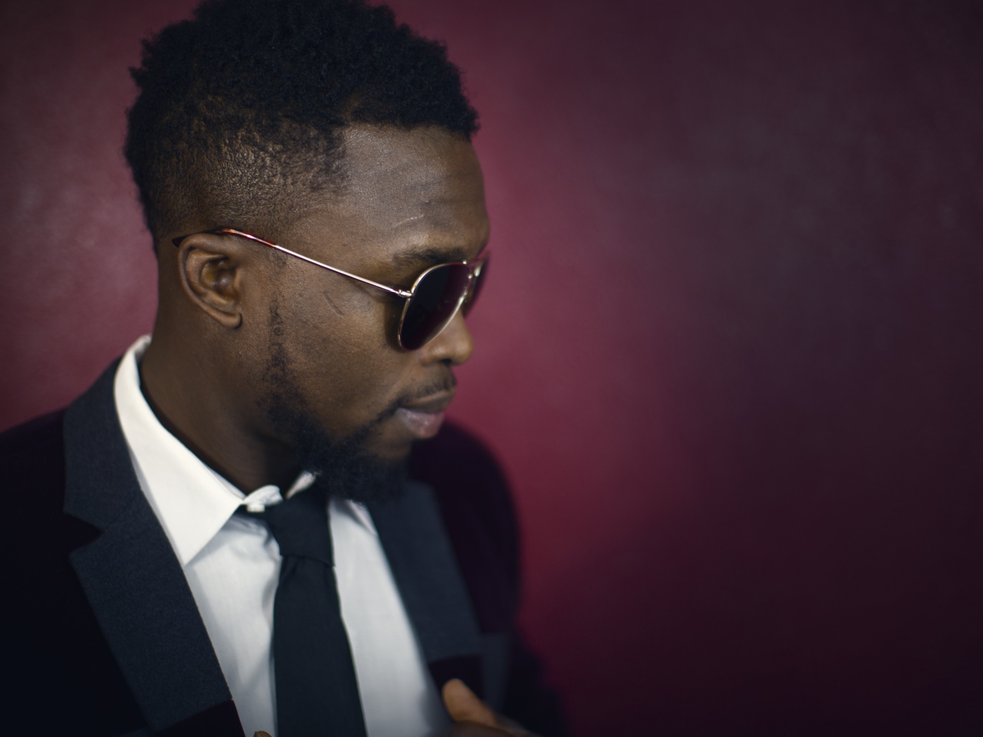 Темнокожий мужчина в костюме и очках 