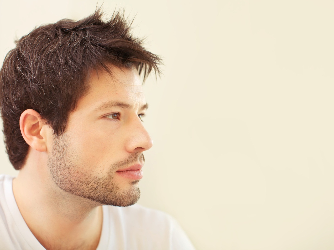 Красивый кареглазый мужчина со щетиной на лице 