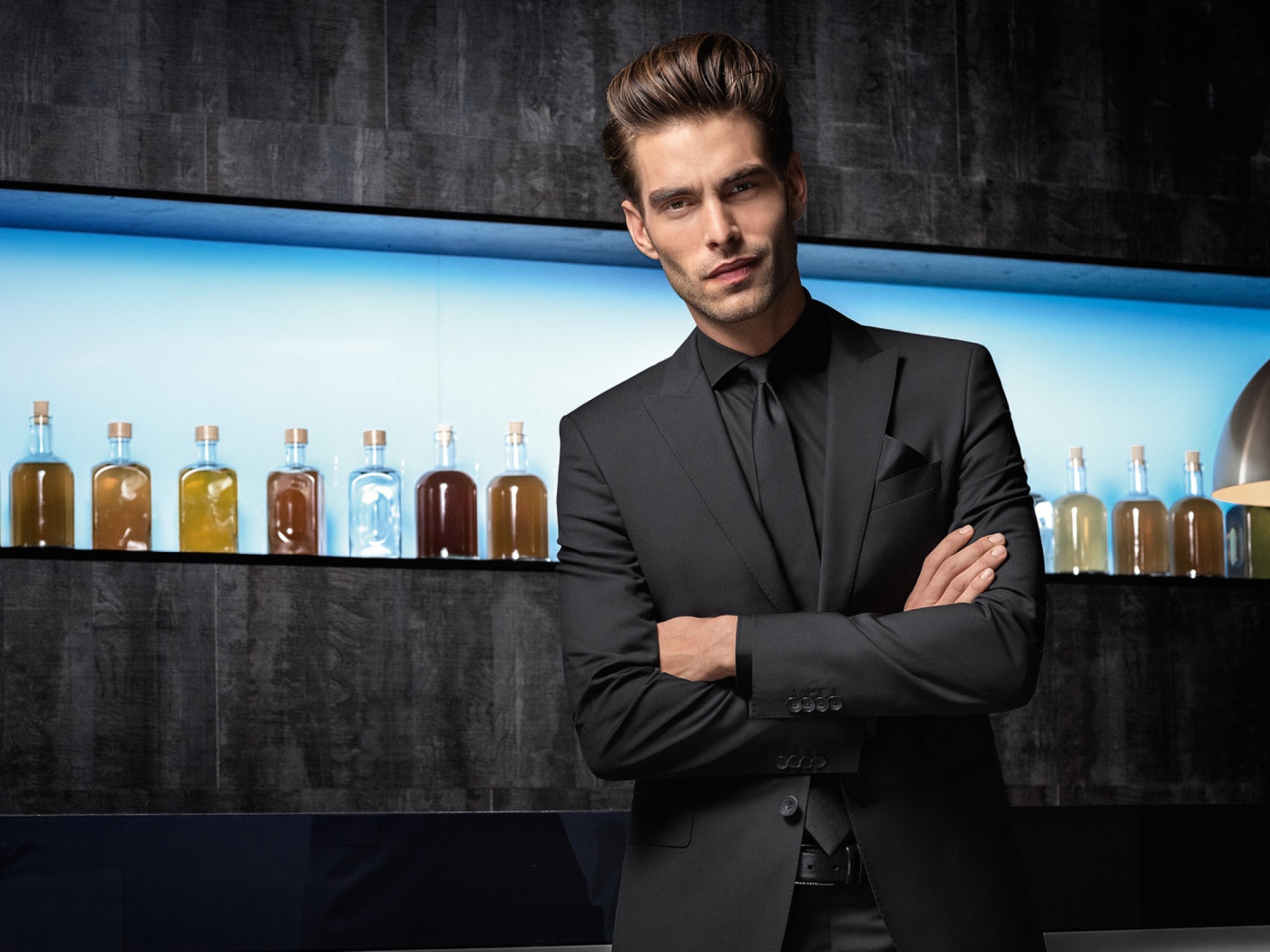 Красивый мужчина в костюме у бара 