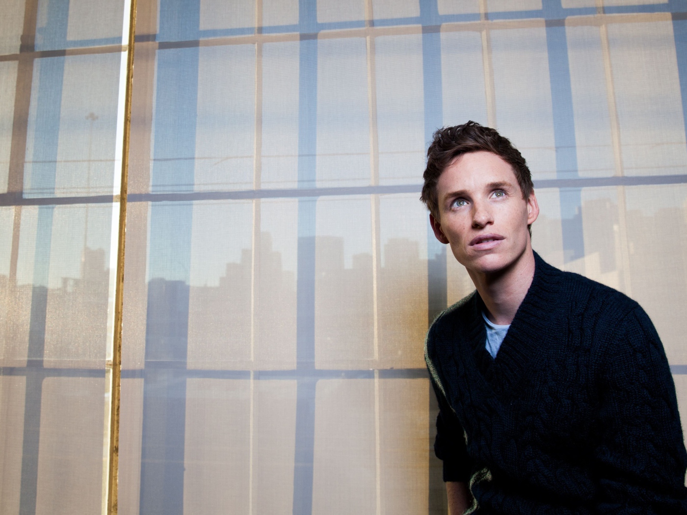 Актер Эдди Редмэйн в черном свитере