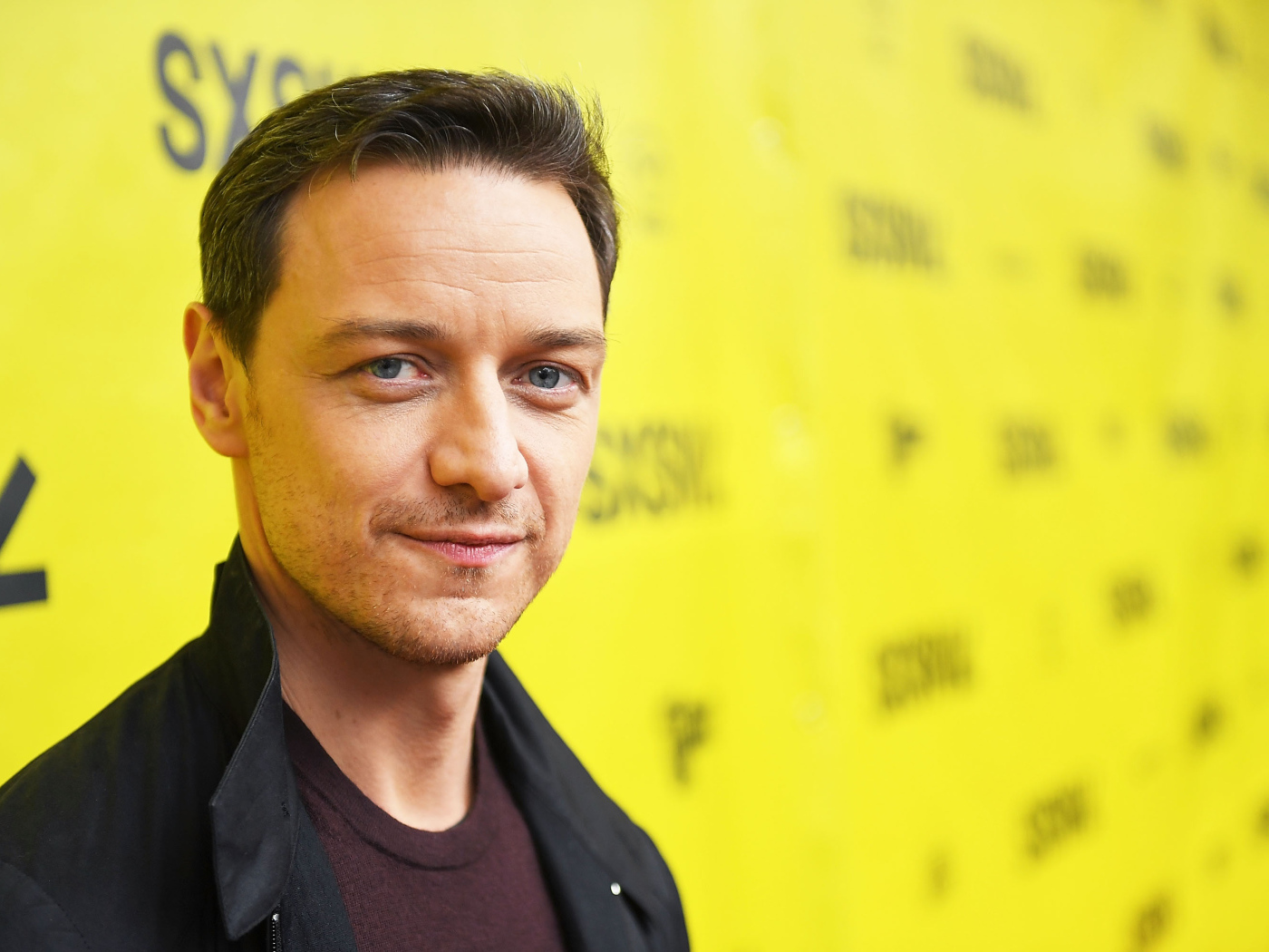 Актер Джеймс МакЭвой на желтом фоне