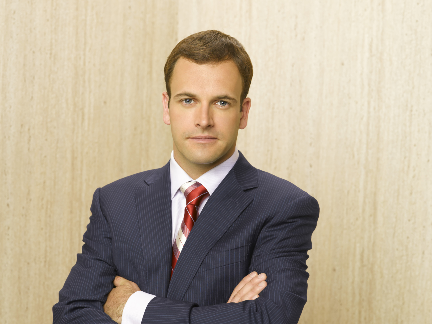 Актер Джонни Ли Миллер в костюме у стены