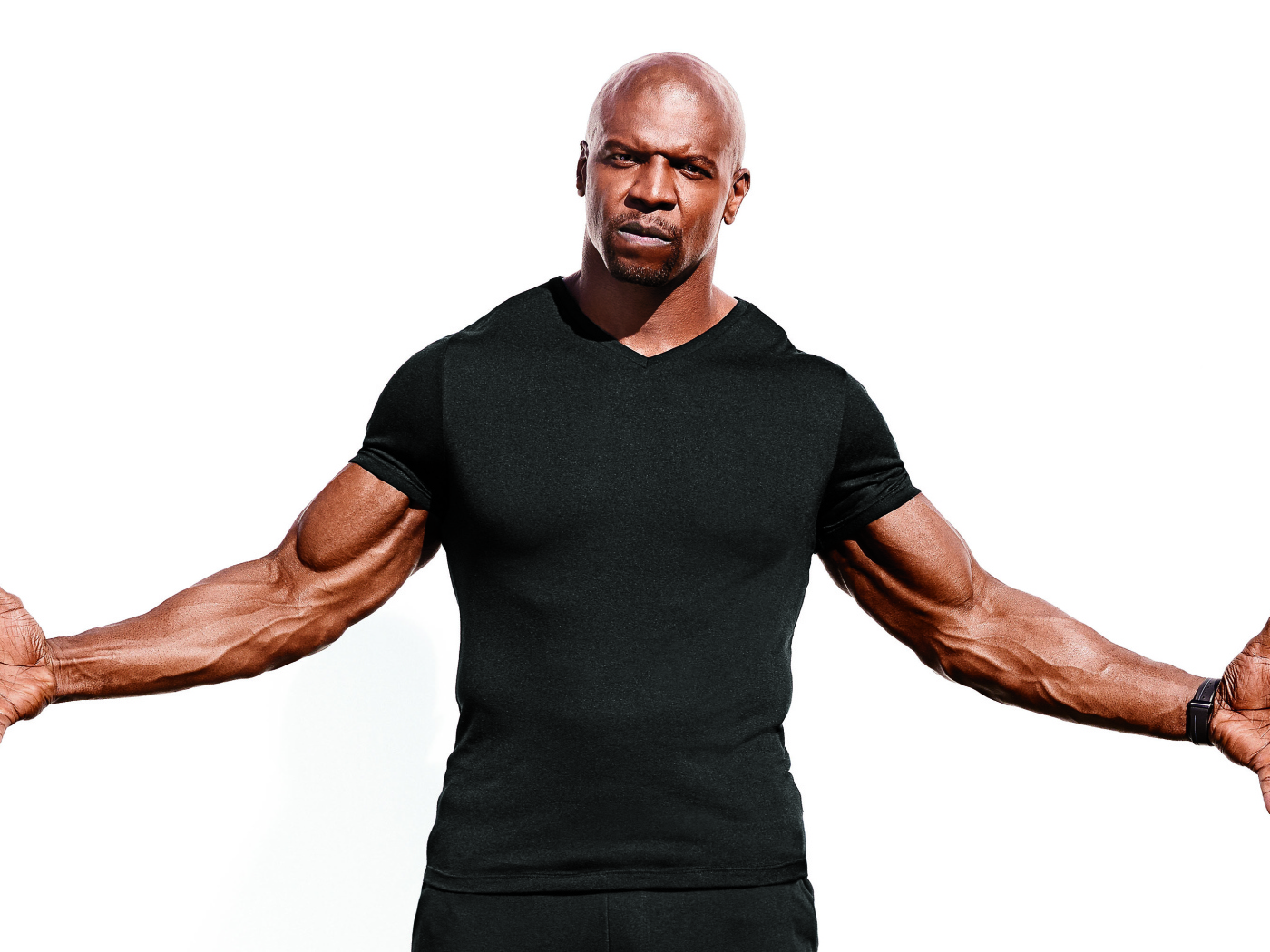 Актер Терри Крюс в черной футболке на белом фоне