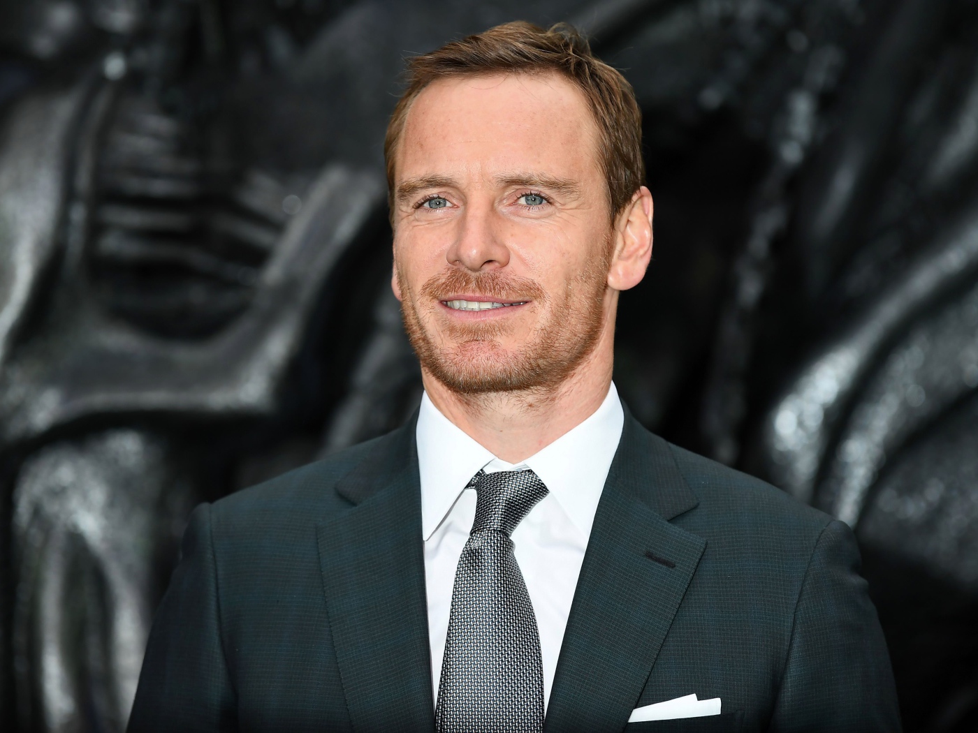 Красивая улыбка актера Майкла Фассбендера