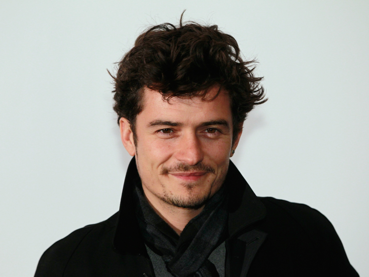 Кареглазый мужчина, актер Орландо Блум