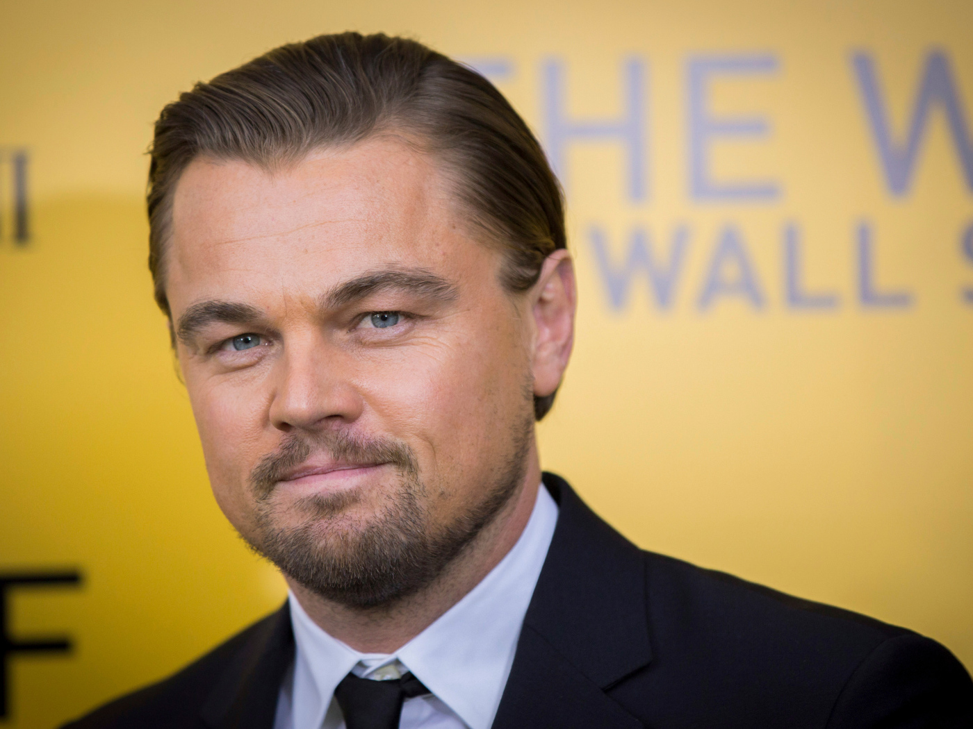 Красивый актер Леонардо Ди Каприо в смокинге