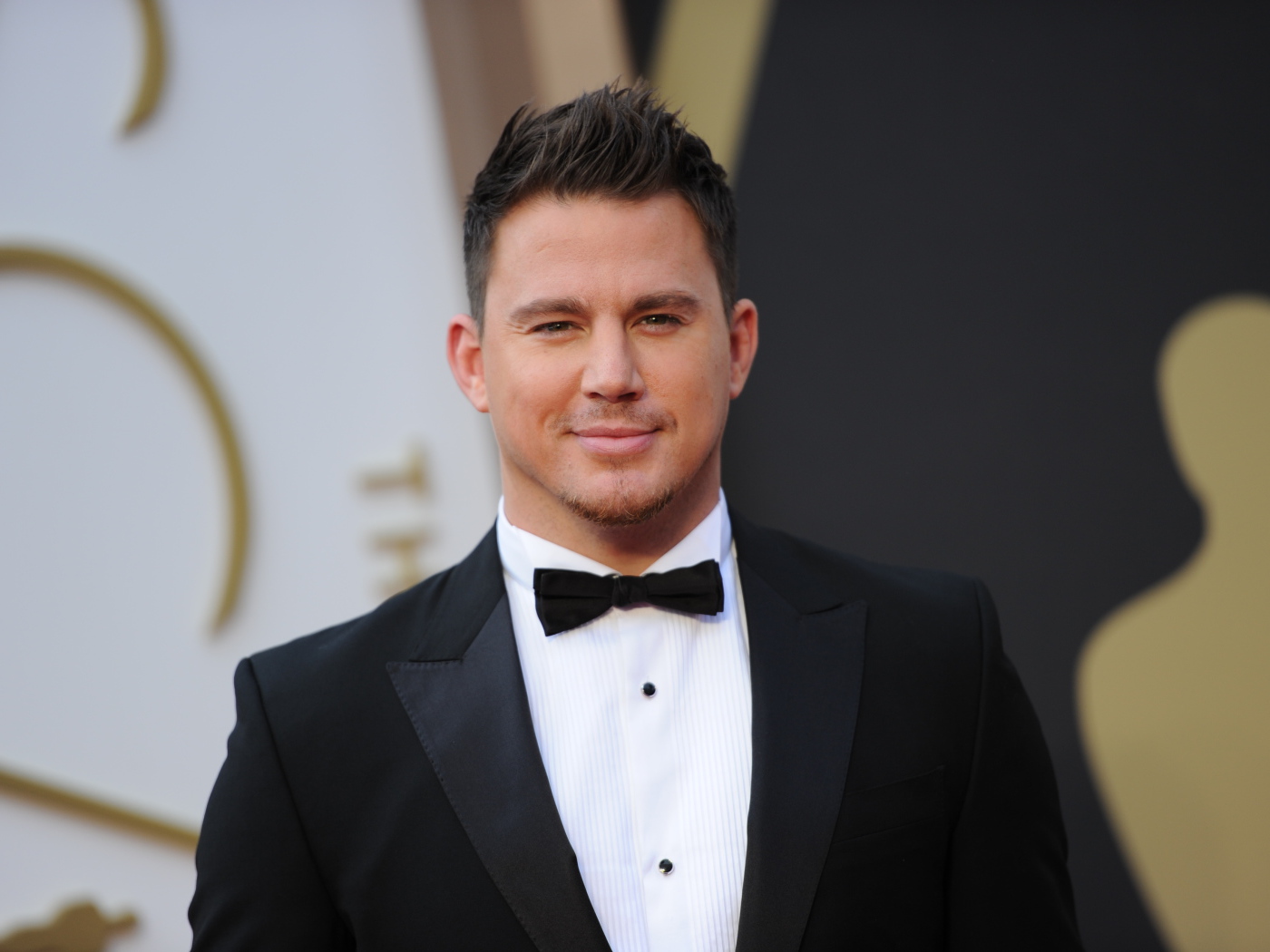 Красивый мужчина, актер Ченнинг Татум в смокинге