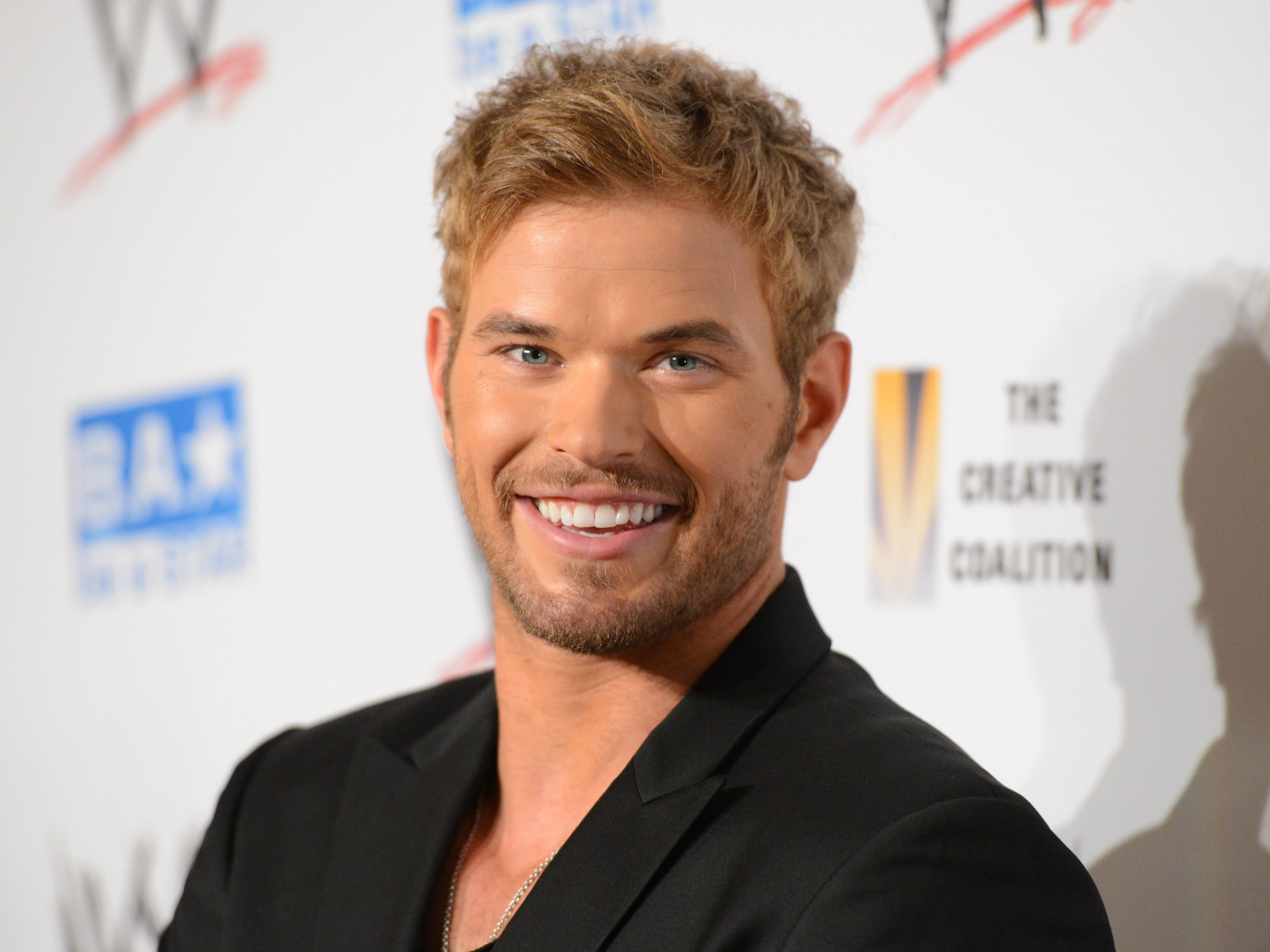 Красивый мужчина в черном пиджаке актер Келлан Латс