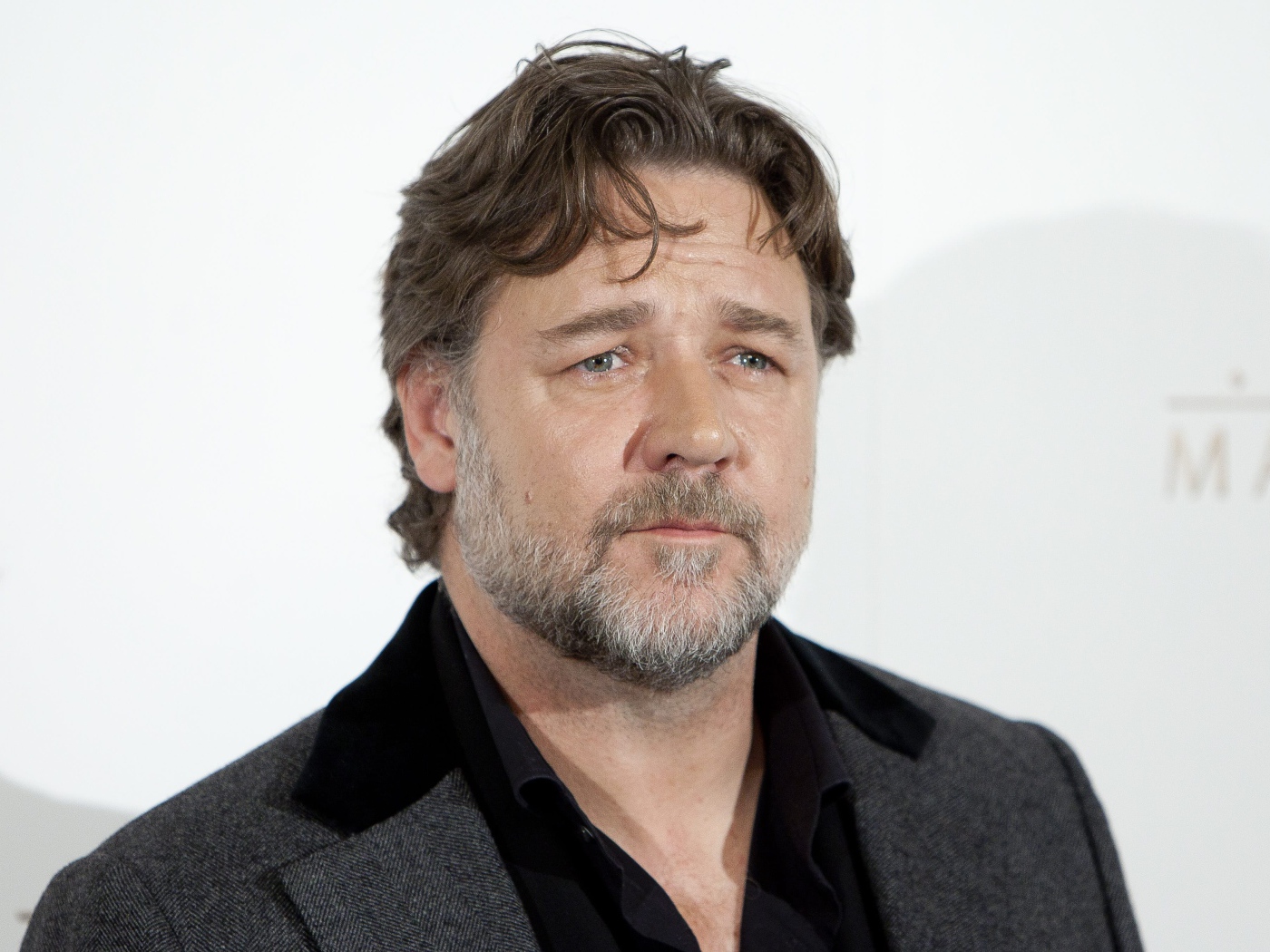 Грустный актер Рассел Кроу в пиджаке