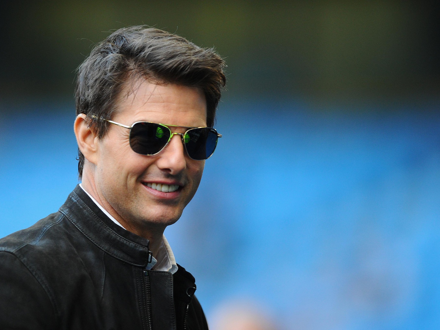 Улыбающийся Том Круз в очках