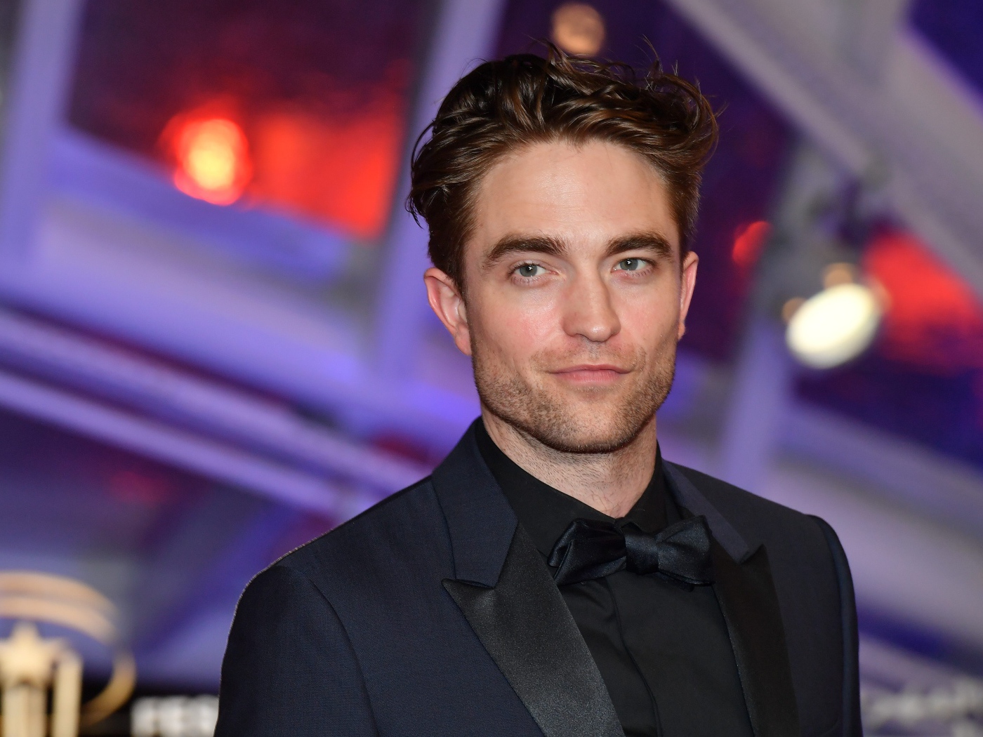 Стильный мужчина в черном костюме, актер Роберт Паттинсон