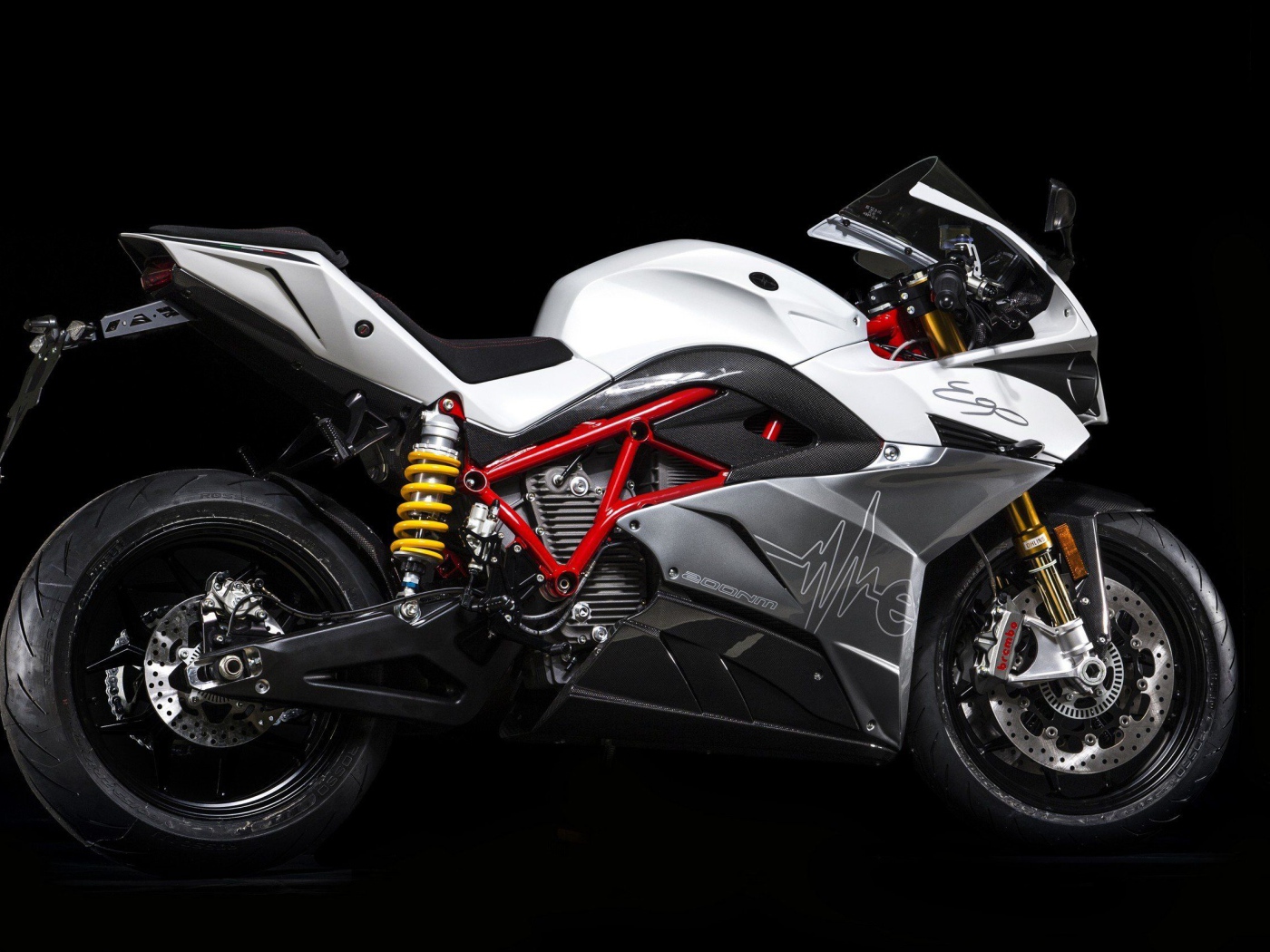 Электрический мотоцикл Energica Ego на черном фоне