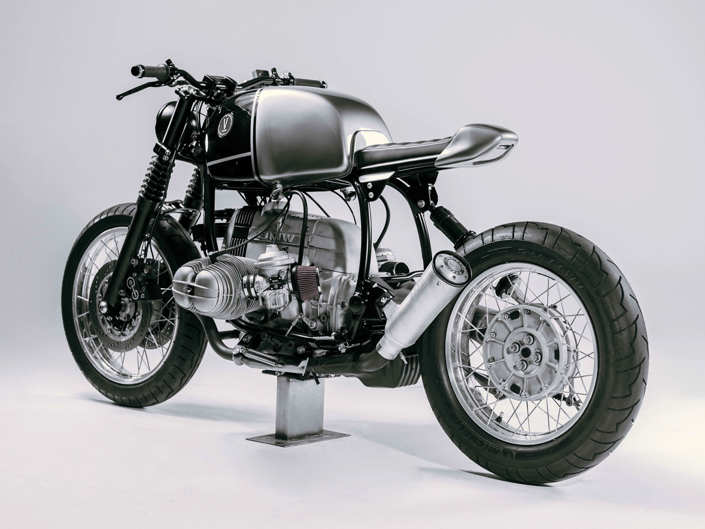 Мотоцикл Vagabund BMW R100R на сером фоне вид сзади