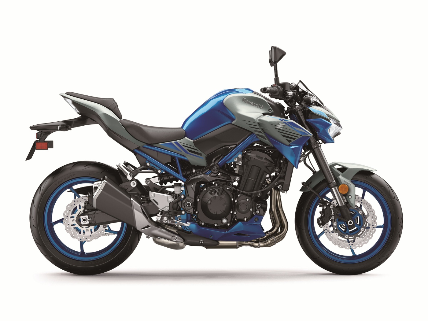 Мотоцикл Kawasaki Z 900, 2020 года на белом фоне