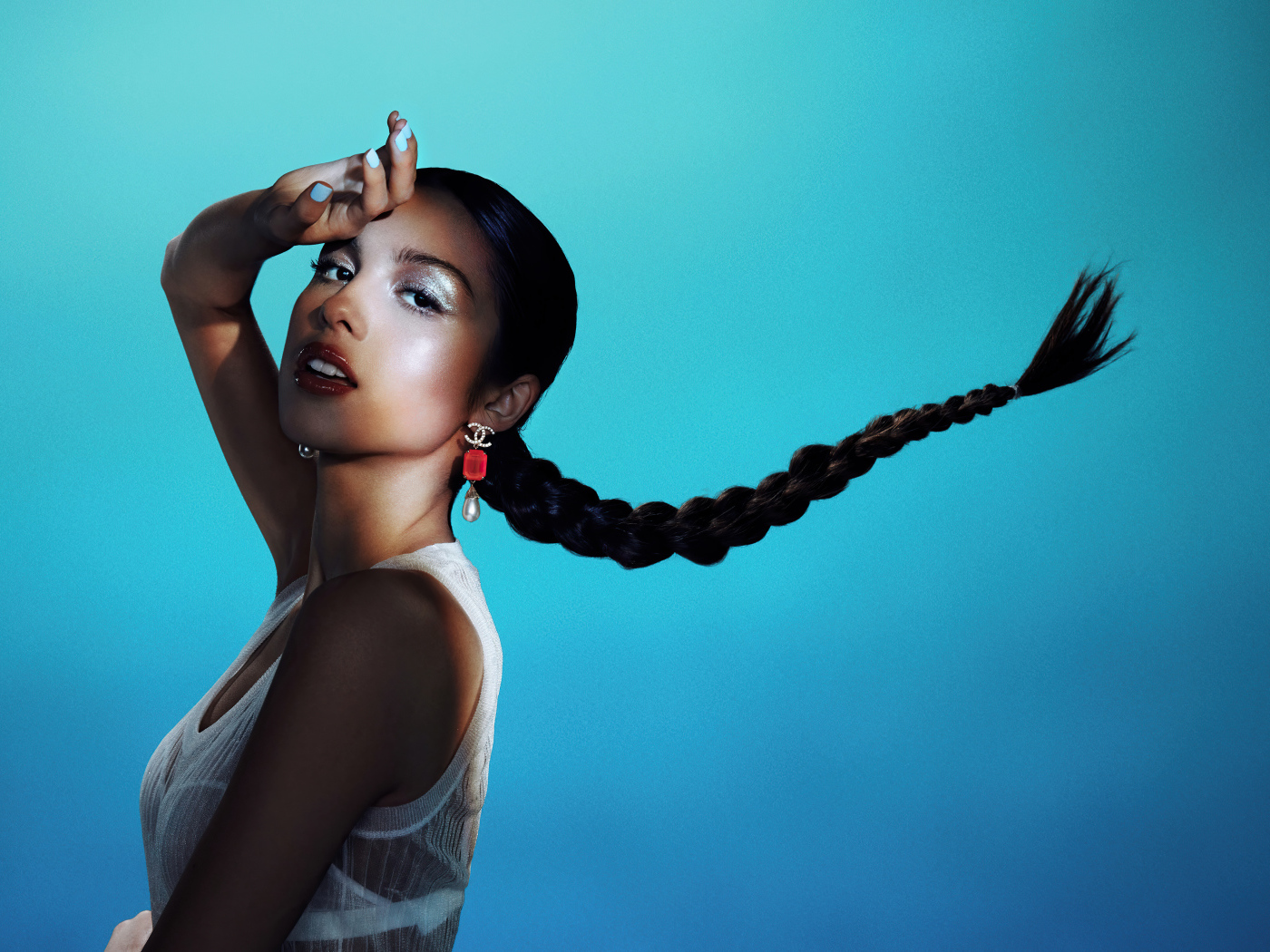 Американская певица Оливия Родриго на голубом фоне