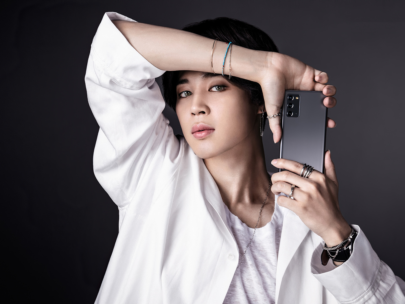 Вокалист группы BTS Jimin с телефоном