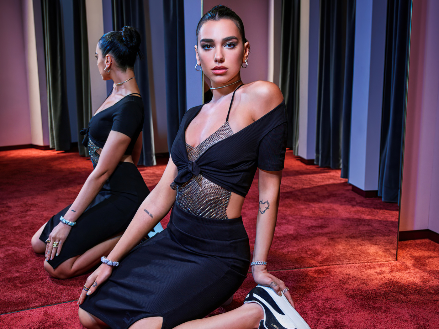 Красивая певица Дуа Липа в черном платье на полу