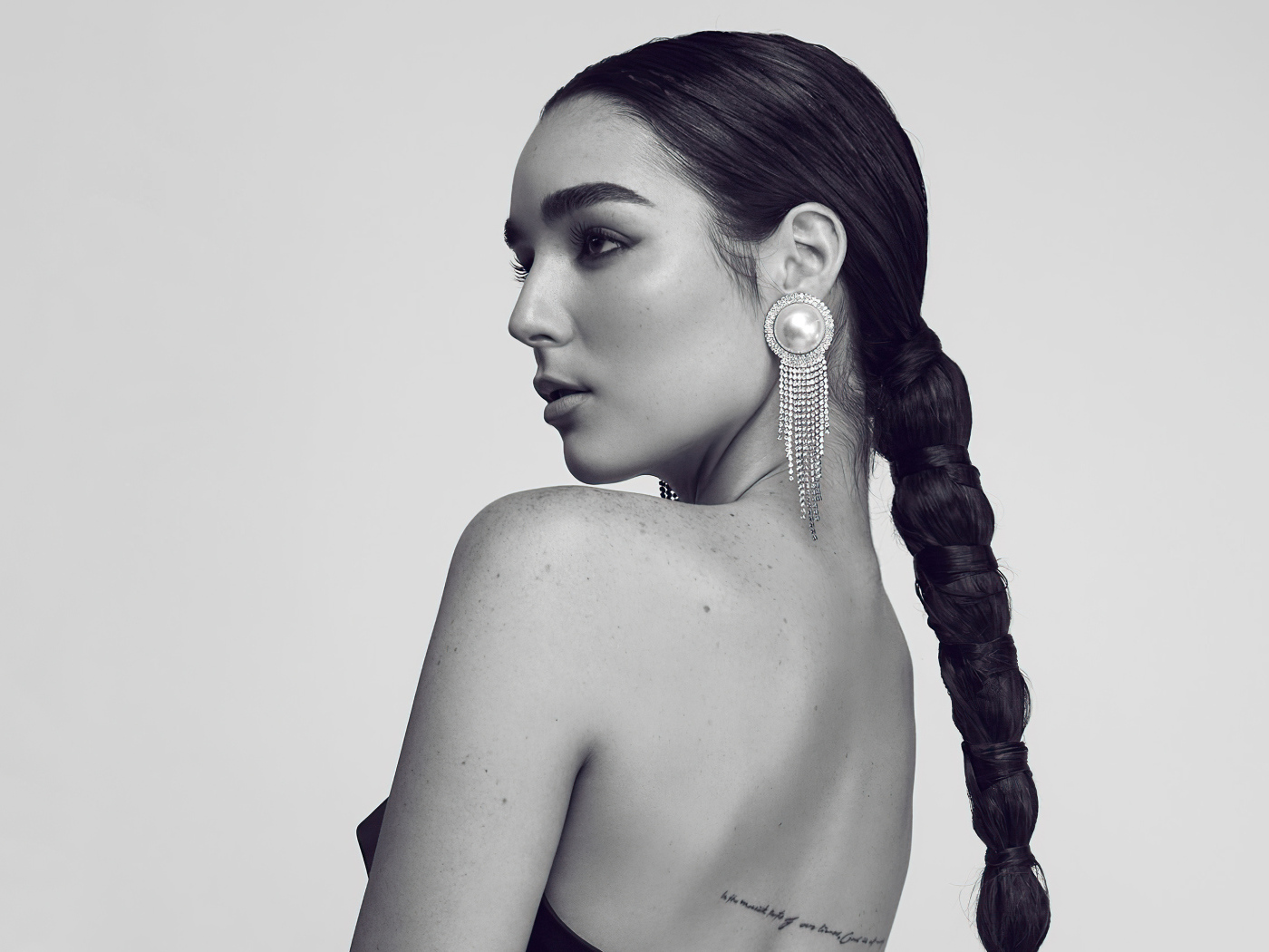 Красивая певица Индиана Массара на сером фоне