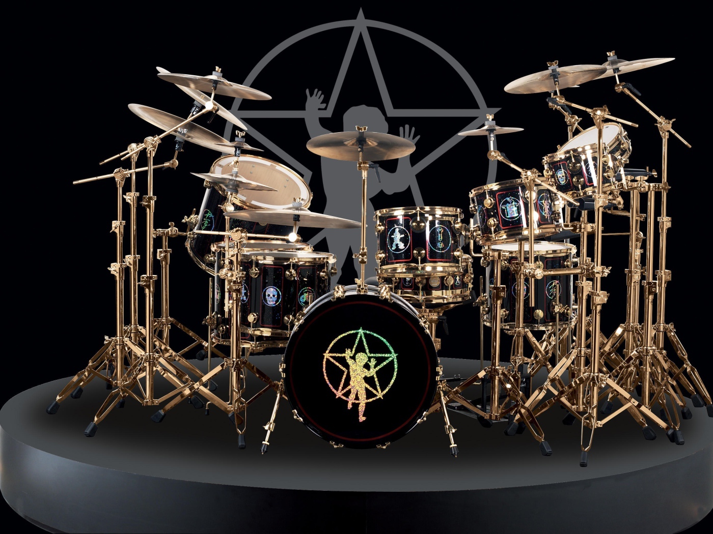 Большая барабанная установка на черном фоне