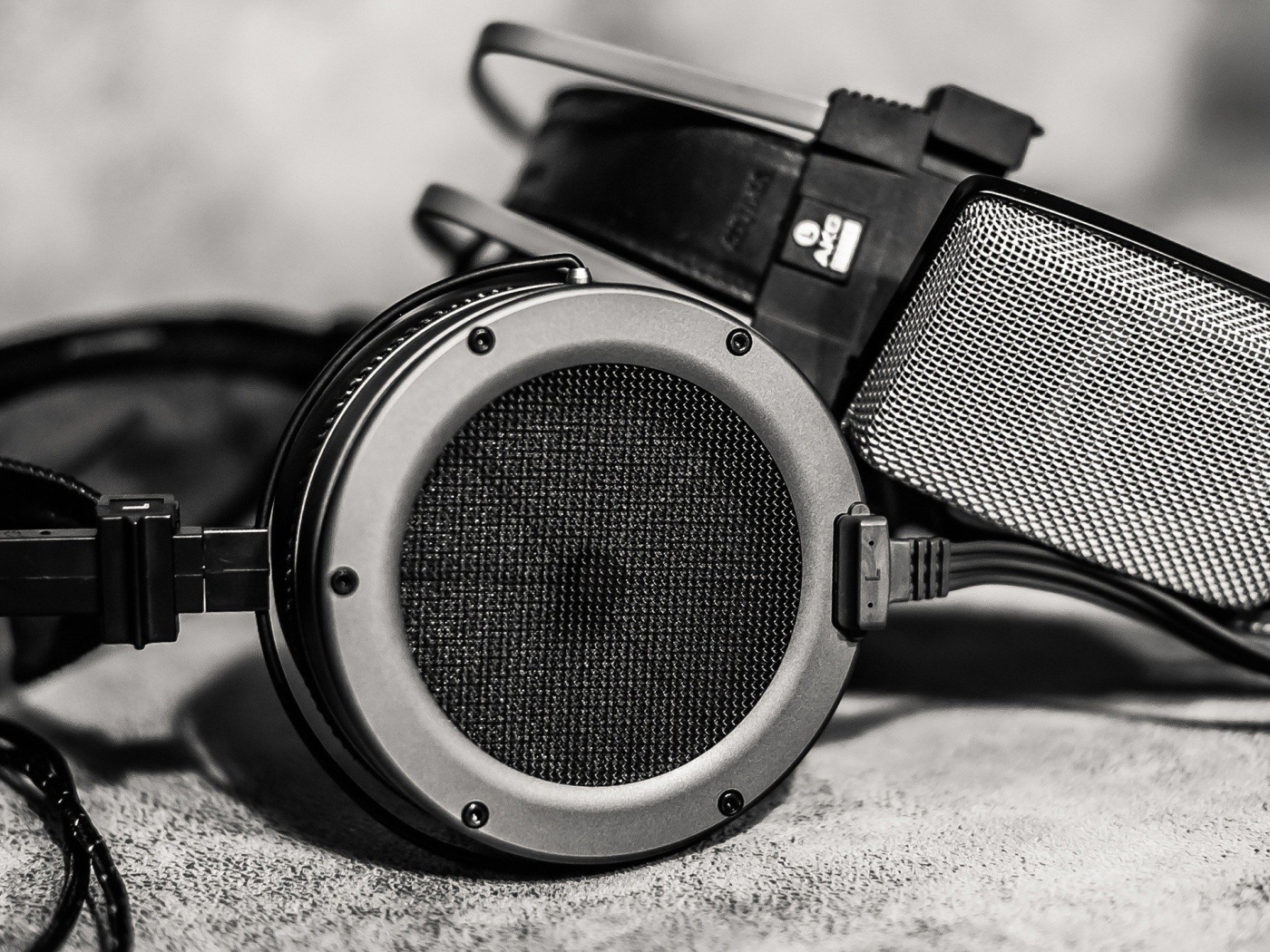 Черные наушники и студийный микрофон