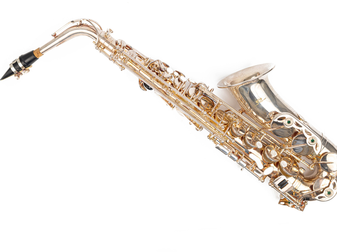 Саксофон на белом фоне крупным планом 