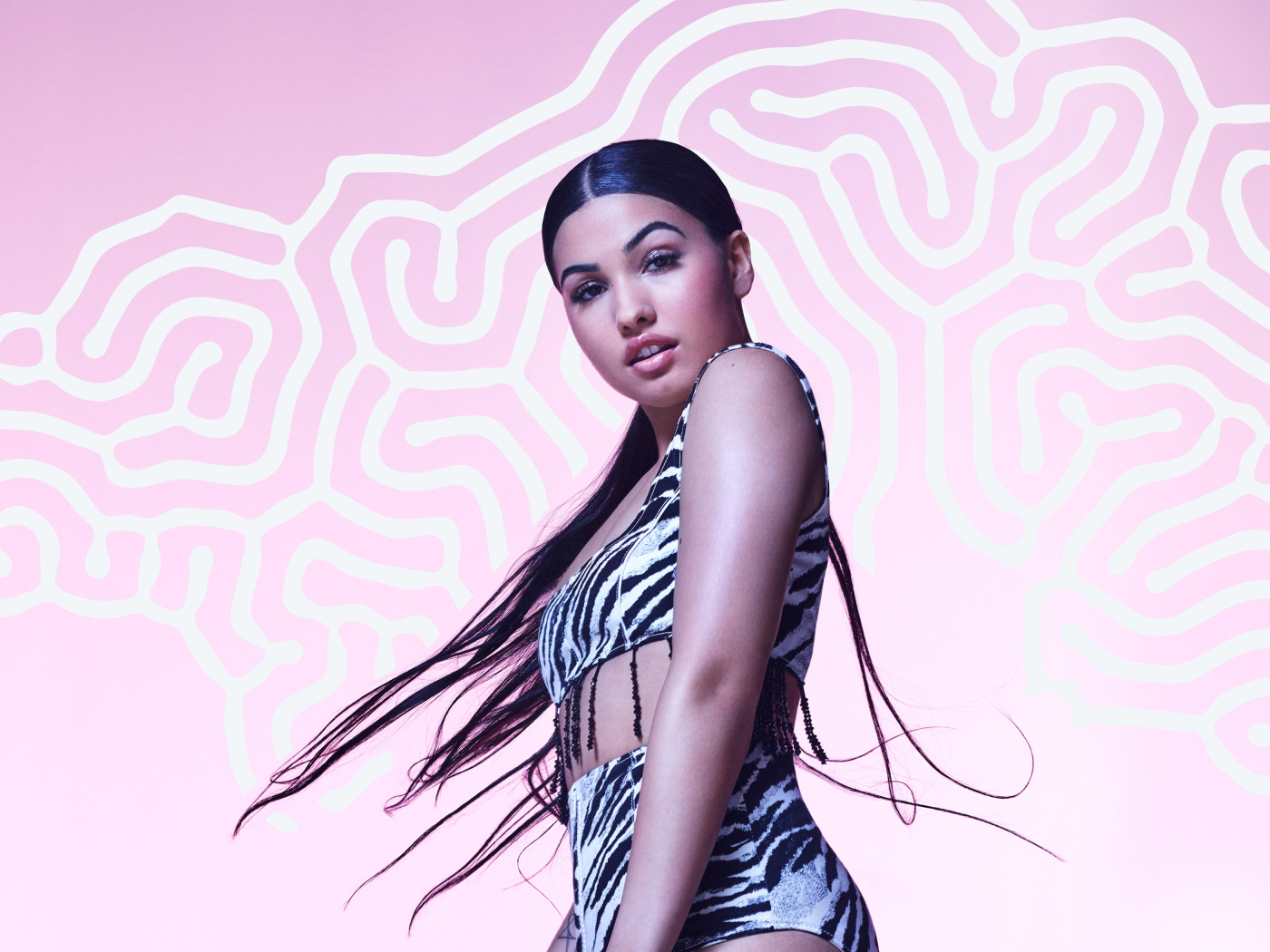 Певица Mabel  на розовом фоне