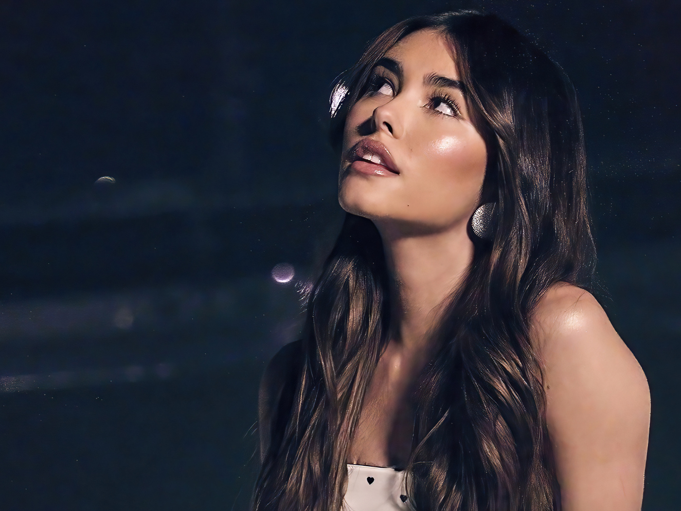 Певица Мэдисон Бир смотрит в сторону