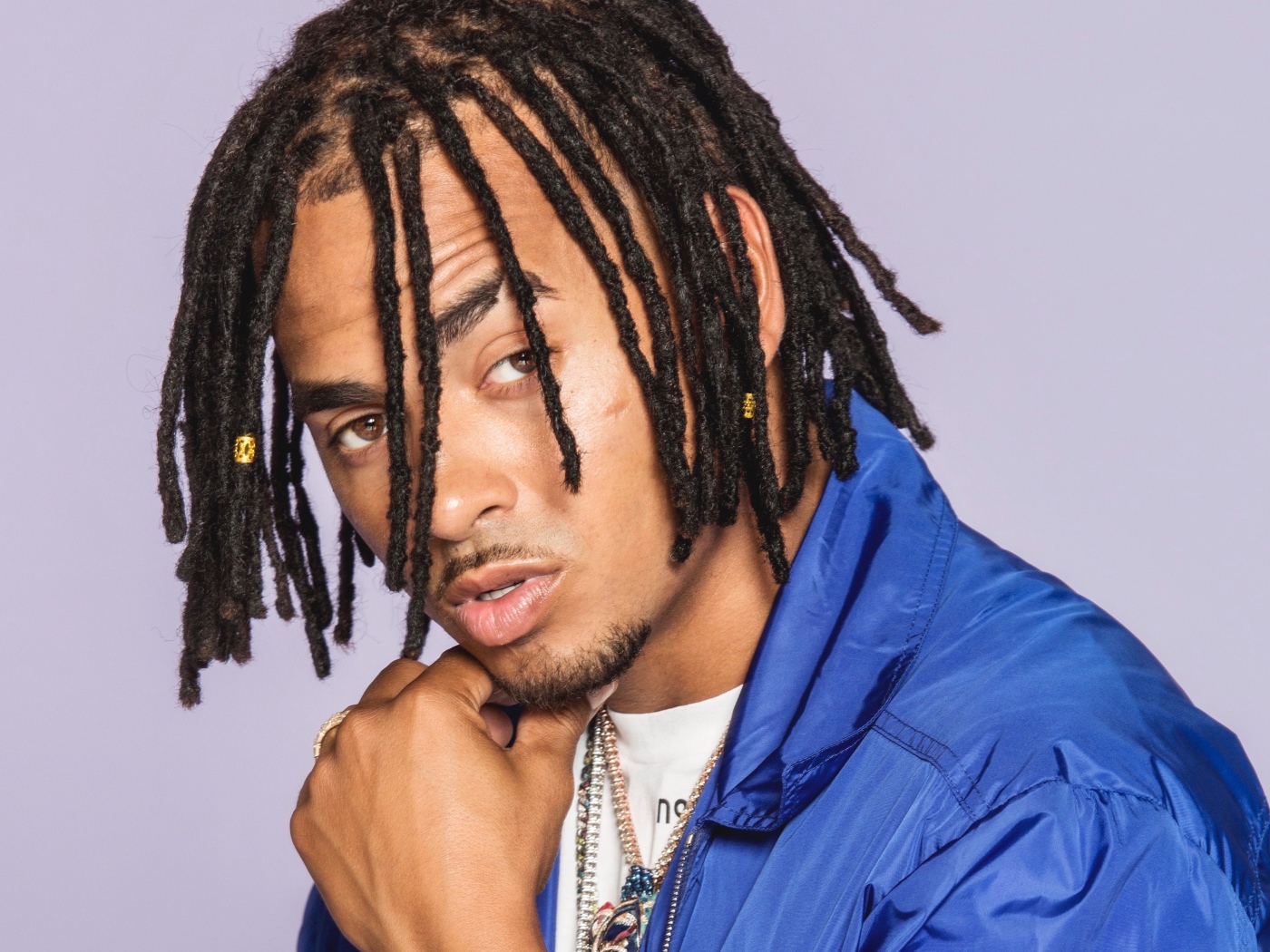 Певец Осуна на сером фоне