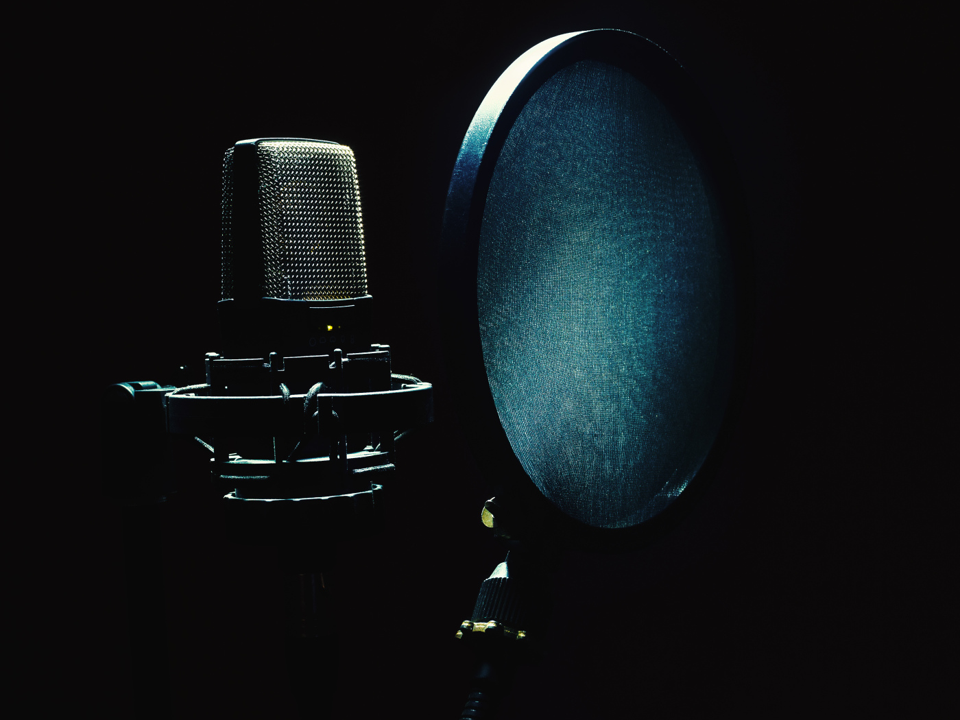 Студийный микрофон с фильтром в темноте