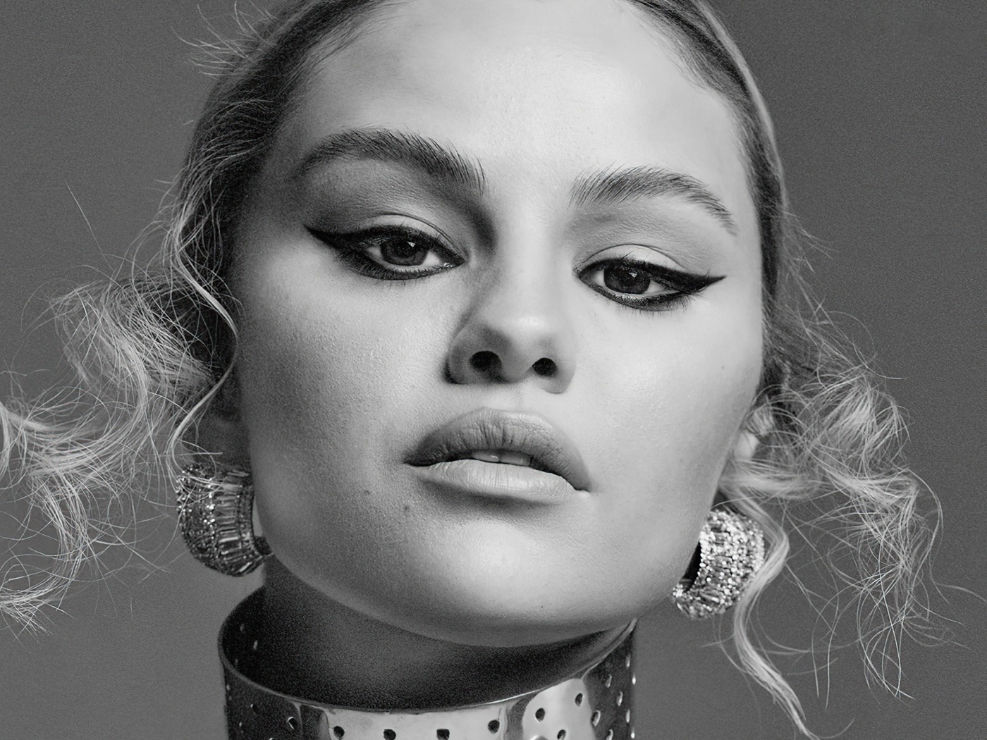 Лицо певицы Селена Гомес на сером фоне