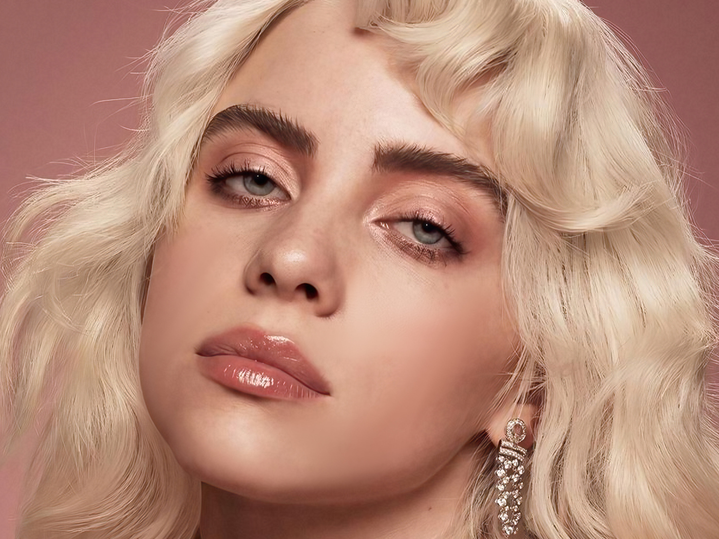 Молодая блондинка Билли Айлиш лицо на розовом фоне