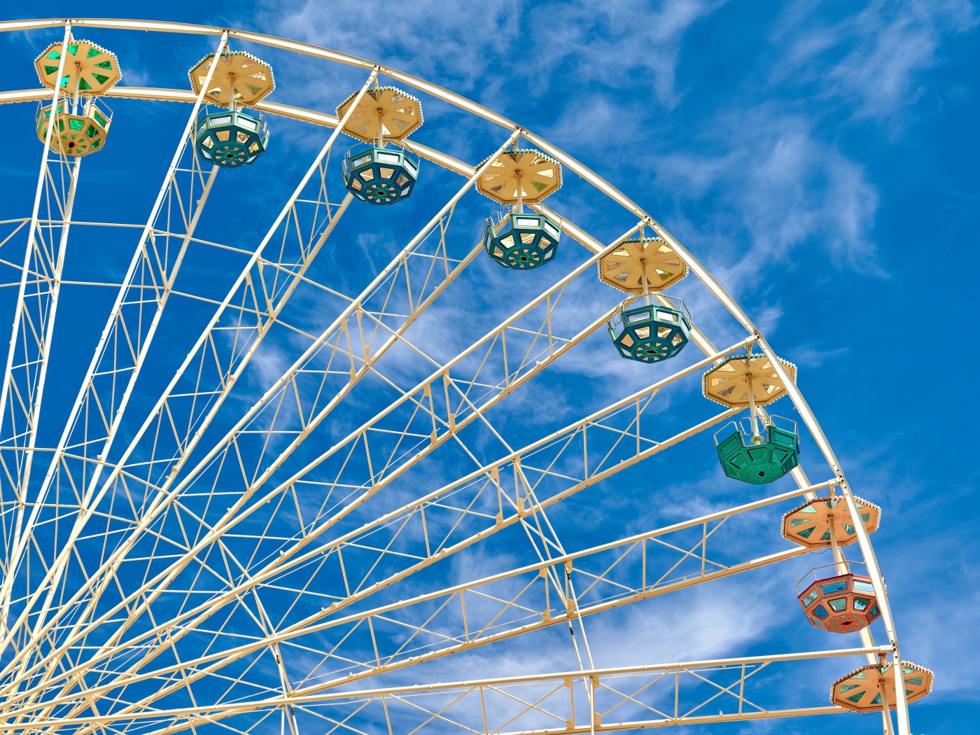 Колесо обозрения на фоне голубого неба