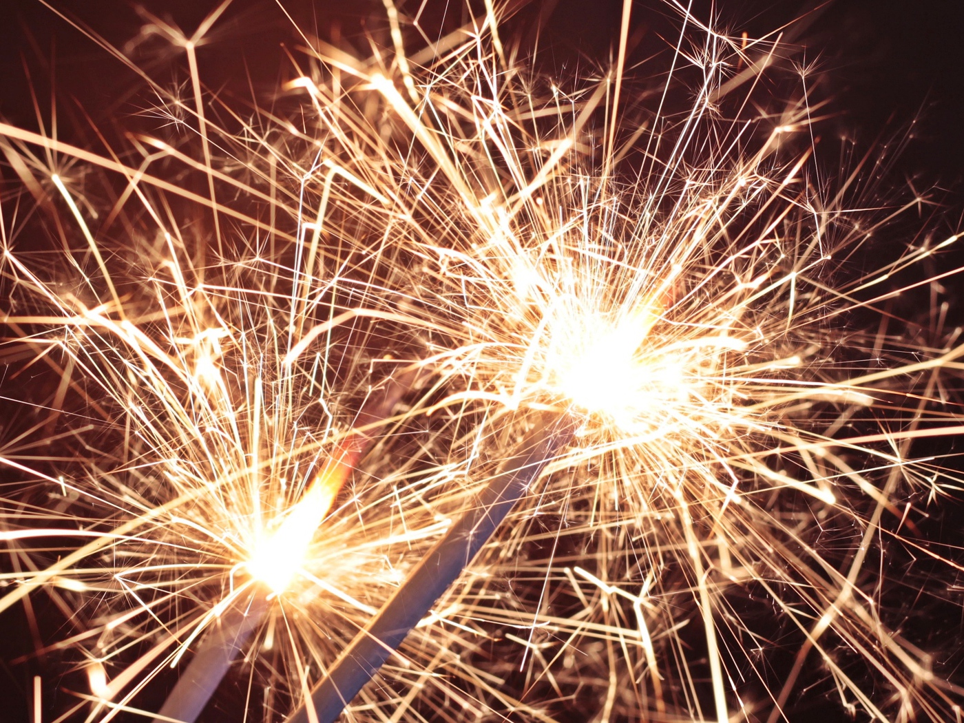 Зажженные бенгальские огни крупным планом 