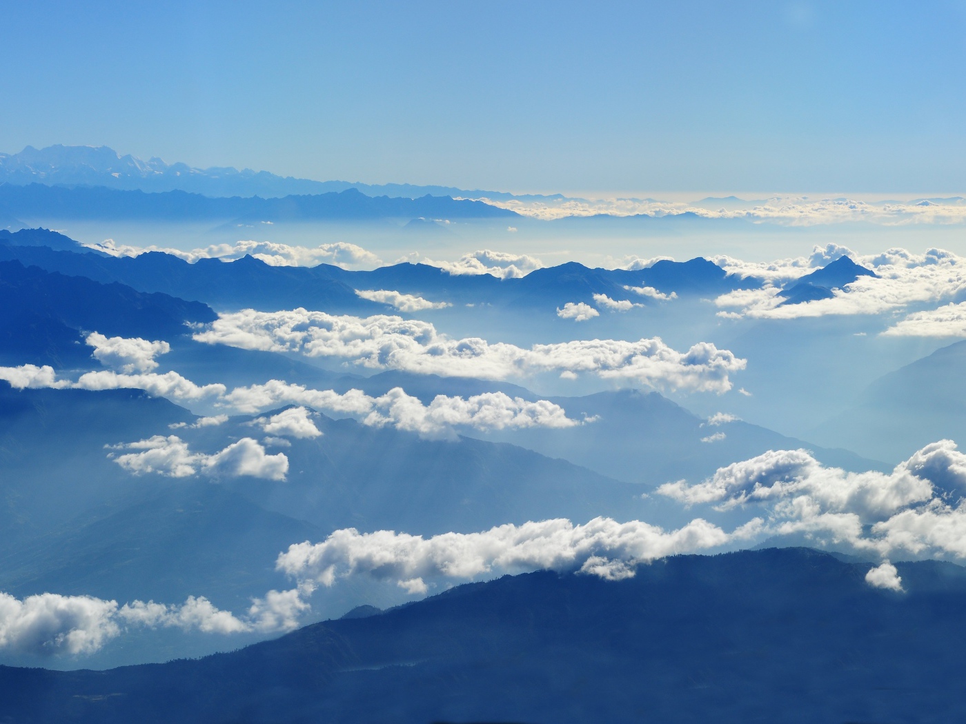 Красивые белые облака над вершинами гор 