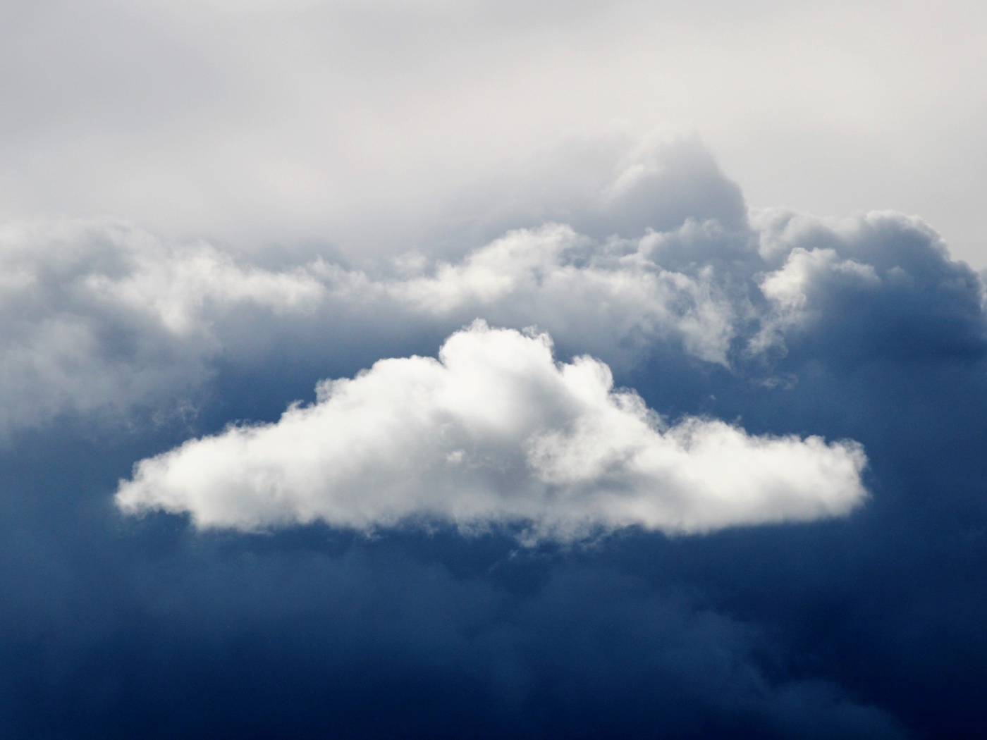 Белые облака в грозовом небе 